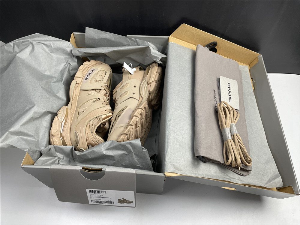 TRIPLE-S SNEAKER